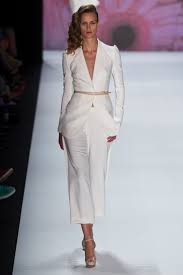 Damenanzüge haben ein neues refresh bekommen und sind aus keiner garderobe mehr wegzudenken. Trends Vom Runway 3 Comeback Des Weissen Hosenanzugs Fashionvictress Fashionblog Aus Munchen