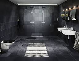 Nous allons vous démontrer qu'il est possible de l'adoucir avec des couleurs comme le gris, le rouge ou le blanc. La Salle De Bain Deco Noir De Style Moderne Et Contemporain