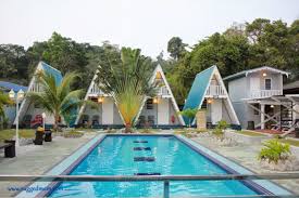 Ini ialah pulau pangkor.ianya terletak di negeri perak darul ridzuan.luasnya cuma lebih kurang 2200 hektar dan ini ialah teluk nipah yang terletak di pulau pangkor.teluk nipah ini merupakan tempat perkelahan yang menarik dan popular untuk seisi keluarga.ia mempunyai pemandangan yang cantik. 10 Perkara Menarik Yang Mesti Dilakukan Di Pulau Pangkor