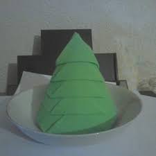 Réalisez ce pliage de serviette en forme de sapin grâce à la belle adresse ! Pliage Serviette Sapin Un Grand Marche