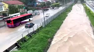 Over 100 mm of rain fell in a few hours in singapore on 20 august 2021, flooding dozens of roads and causing severe disruption to traffic. Flooding Across Singapore Rising Water Levels In Bukit Timah On Saturday April 17 Youtube