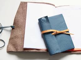 Diy Anleitung Notizbuch Aus Leder Selber Machen Via Dawanda Com Lederbucher Ledertasche Selber Machen Und Diy Leder