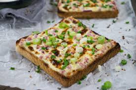 Flammkuchen Toast Mit Creme Fraiche Speck Und Zwiebeln Rezept Flammkuchen Toast Leckere Sandwiches Flammkuchen