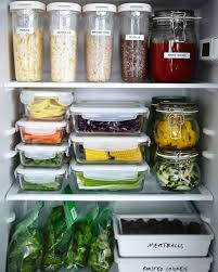 Ein Kuhlschrank Gefullt Mit Unterschiedlichen Vorratsbehaltern U A Ikea 365 Vorratsbehalter Mit Essen Kuhlschrank Organisation Organisierte Kuche
