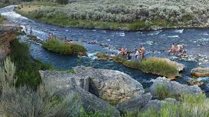 Nach einer phase der talsohlenbildung kann sich der rezente fluss erneut eintiefen und dabei teile des alten talbodens zerstören. Swim In Yellowstone S Boiling River