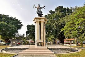 — cônsul romano públio valério publícola celebra um triunfo romano por sua vitória sobre os veios e os sabinos. File Monument Jardim 5 De Maio Dili 2018 01 Jpg Wikimedia Commons