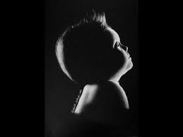 تعليم الرسم بالفحم الابيض رسم وجه طفل سهل في ١٠ دقائق فقط youtube human silhouette art silhouette
