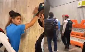 El incidente se ha producido sobre las 22.30 horas (hora local), en la avenida tláhuac, a la altura de la estación de olivos, cuando el paso elevado de los rieles se ha venido abajo con el metro, según recoge el medio mexicano 'la jornada'. Falla Tren En Linea 8 Y Desalojan A Usuarios Del Metro Por Las Vias El Sol De Mexico Noticias Deportes Gossip Columnas