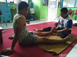 Spa massage pijat tradisional panggilan ke hotel kosan 24 jam terapis wanita Suka Duka Tukang Pijat Yang Nekat Nyaleg Hanya Bermodal Stiker