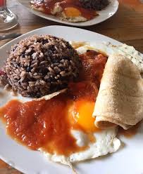 Gallo Pinto con huevos rancheros