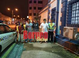 Di kamarku memang ada tv kecil dan di depannya ada selembar tikar. Borneo Tiga Ditangkap Disyaki Terlibat Pecah Rumah Facebook