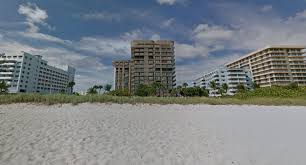 À ce stade, les secours recensent quatre morts après la chute d'un immeuble de douze étages à miami beach (floride). Bnwufwrdufz01m