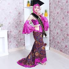 Memandangi indahnya kain yang gemerlap dengan beragam warna saat kamu membuka lemari, kebaya modern, kebaya wisuda, kebaya lamaran, kebaya nikah, hipwee style Yuk Ketahui Model Kebaya Wisuda Yang Harus Kamu Hindari Meenikah Com