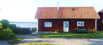 The living room has two couches, a television and a fireplace. Schweden Immobilien Sommerhaus Schweden Kaufen Kauf Einer Immobilie Oder Eines Ferienhauses