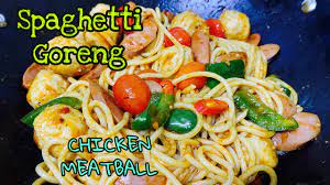 Anda bisa memakaikan udang jenis favorit anda, dipadupadankan dengan bumbu khas italia serta rasa pedasnya yang menggigit. Resepi Spaghetti Goreng Chicken Meatball Simple Youtube