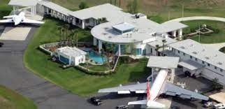We designed the house for. Prominente Die Flugzeuge Fliegen Fliegende Sternchen Fly Aeolus