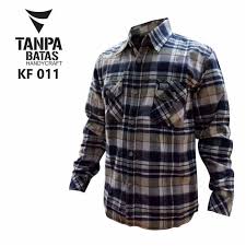 Pria mengenakan baju olahraga kotak kotak biru putih dan topi hitam. Baju Flanel Kemeja Flanel Pria Laki Laki Flanel Kotak Kotak Keren Kf011