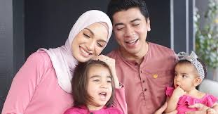 Pasangan pelakon berbakat amyra rosli dan amar baharin nampaknya bakal menimang anak kedua anak perempuan tidak. Dikritik Kerana Biar Rambut Anak Lelaki Panjang Mengurai Amar Baharin Jelas Ada Sebab Tersendiri