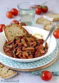 Levare l'aglio, coprire, abbassare la fiamma e cuocere per 45/50 minuti. Zuppetta Di Moscardini Al Pomodoro