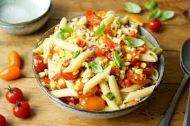 Für den einfachen nudelsalat müssen sie zuerst die nudeln in einem topf mit salzwasser bissfest kochen. Sommer Nudelsalat Mit Mais Und Tomate Rezept Elle Republic