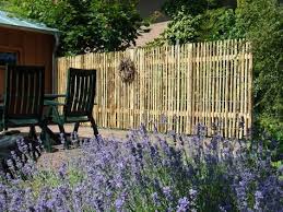 Sichtschutz Selber Bauen 5 Diys Aus Naturmaterial Sichtschutz Selber Bauen Sichtschutz Garten Ideen Gunstig Sichtschutz Garten Gunstig