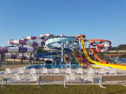 Nymphaea aqua park é o lugar perfeito para recarregar suas baterias, oferecendo uma área de whooping de 7 hectares, 10 escorregas de água e 15 piscinas. Aquapark Nymphaea Oradea Fotos Facebook