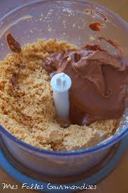 Les Ganaches Dans Votre Mixeur Mettez Le Reste Des Noisettes Torrefiees Le Sucre Glace Et Les 3g De Sel Et Bro Recette Nutella Maison Nutella Nutella Maison