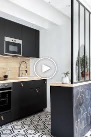 Maison Val D Oise Renovation Entree Et Cuisine Pour Famille En 2020 Cuisine Noire Et Bois Cuisine Appartement Maison