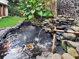 Ada semacam jembatan kecil yang melewati kolam ikan kolam ikan kecil di teras rumah yang bisa menjadi pilihan kalau luas halaman atau teras depan memang terbatas. 7 Inspirasi Kolam Ikan Depan Rumah Nggak Perlu Lahan Besar
