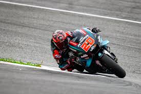 Vous nous manquerez en passant à l'étape suivante de votre carrière, mais nous vous souhaitons le meilleur en passant à l'équipe d'usine en 2021. Rossi Is Out Yamaha Signed Quartararo For 2021 2022 Drivemag Riders