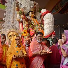 Jagadhatri Puja 2022: এ পুজোয় মেয়েরা ব্রাত্য! পুজোর যাবতীয় কাজ থেকে  দেবীবরণ, শাড়ি পরে সবটাই করেন পুরুষরা - Bengali News | Unique Ritual of  jagadhatri puja in Chandannagar | TV9 ...