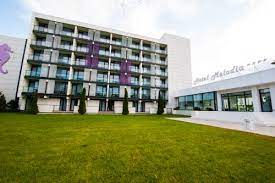 Are 10 etaje, parter şi subsol. Hotel Melodia Rumania Venus Booking Com