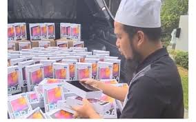 Kisah inspirasi ustaz ebit lew kisah ustaz dan kerja amal beliau menjadi inspirasi kepada orang ramai tak kira agama mahupun bangsa untuk turut sama membantu. Ebit Lew Agih 100 Unit Tablet Kepada Pelajar