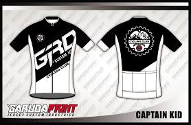 Penggunaan warna telah dimanfaatkan secara luas dalam bidangindustri dan desain. Desain Baju Sepeda Gowes Printing Captain Kid Warna Hitam Putih Minimalis