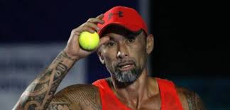 El ex tenista nacional, chino ríos, realizó una encuesta en su cuenta de twitter en relación al plebiscito que debía realizarse este 26 de abril, pero que se suspendió dada la pandemia. Marcelo Rios Anuncio Que Viajara A Chile A Votar En El Plebiscito