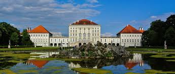 Schloss Nymphenburg Munchen Nymphenburg Palace Munich Explore Places To Go Castle House Styles