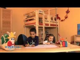 Ein spiegelbildlicher aufbau mit der leiter am rechten senkrechten eckbalken ist jederzeit möglich. Kindermobel Hochbetten Etagenbetten Von Woodland Youtube
