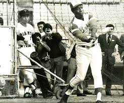 シリーズの開始時、ロバート・バラシオンは15年間七王国の王であった。若い頃は恐るべき戦士であったが、今は狩りと女遊びと酒が好きな、顎髭を生やした太った男として描かれている。 ロバートは北部の エダード・スターク と共に 高巣城 で里子として育った。 N1l0fsp5llvlzm