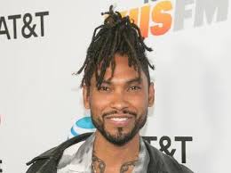 Family Matters” star Darius McCrary recently sparked rumors that he's  dating male-to-female trans influencer Sidney Starr after kissing