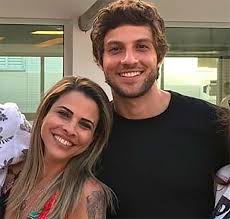 O chay suede demorou mas entendeu o quadro! Aos 47 Anos De Idade Mae De Chay Suede Se Forma Em Faculdade De Jornalismo Orgulhosa Por Nao Ter Desistido Estrelando