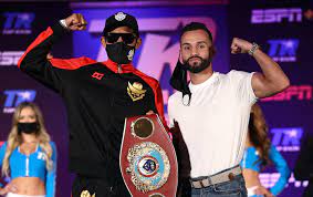 Emanuel 'vaquero' navarrete defendió su título de peso pluma de la omb con un nocaut técnico en el doceavo asalto sobre chris 'pitufo' díaz, en la navarrete conectó consistentemente su uppercut, pero su mejor arma el sábado por la noche fue un ataque con ganchos de poder que aterrizaron en. Buo9qurp Pxr9m