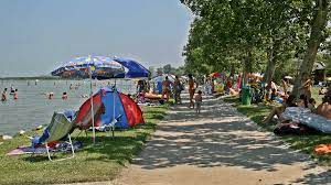 A balatonfenyvesi pozsonyi utcai szabadstrand lassan mélyülő, homokos partja kedvelt a kisgyermekes családok körében. Balatonfenyves Kozponti Szabadstrand Csodalatosbalaton Hu