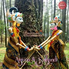 Saat srikandi masih muda, ia mendapati sebuah puspamala tergantung di atas gerbang istananya. Wayang Arjuna Dan Srikandi Hd Ki Dalang Rohmad Hadiwijoyo