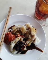 The rice noodle is fresh and exudes a springy texture and is snuggly soaked in the thick prawn paste, spicy chili sauce and a sprinkle of sesame seeds. Ain T No Fun Like Chee Cheong Fun Heritage On A Plate