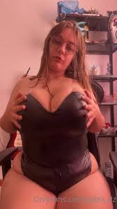 Gabis Dz Quetscht Und Hüpft Ihre Riesigen Titten - Cnn Amador