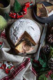 Questi dolcetti al cocco e cioccolato sono ideali da fare quando vi avanzano degli albumi e volete un dolcetto da preparare al volo. Romantic Cake Di Csaba La Tarte Maison