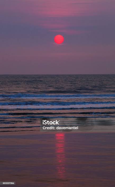 Blood Red Sun Stock Photo - Download Image Now - Beach, Beauty In Nature,  Coastline - iStock