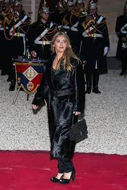 Hélène rollès fête ses 53 ans ce vendredi 20 décembre ! Helene Rolles Son Look Surprenant Pour Un Diner A L Elysee Femme Actuelle Le Mag