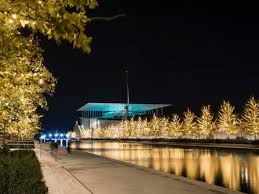 (συνεκδοχικά) το κτήριο όπου στεγάζεται ο παραπάνω οργανισμός. Ta Xristoygenna Erxontai Se Mia Astrafterh Ekdhlwsh Sto Idryma Stayros Niarxos