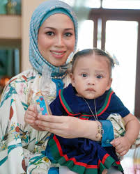 Pochodził z arystokratycznej rodziny ziemiańskiej, znanej ze swojego bogactwa i reputacji w kręgach społecznych i. Tengah Hamil 7 Bulan Azrinaz Kejutkan Peminat Dengan Foto Berbadan Dua Nona